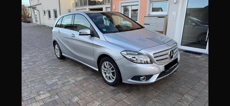 Silber Gebraucht 2014 Mercedes B180 Van / Kleinbus | 8.990 € (Guter Preis) - Bild 1/4