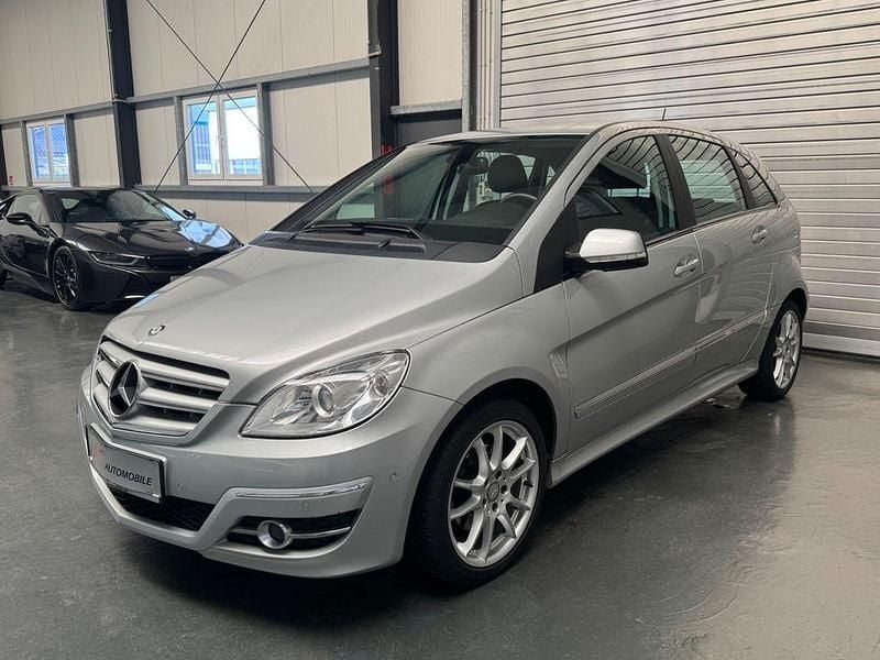 Gebraucht Mercedes B180 109 PS (80 kW) 2011 Silber Van / Kleinbus