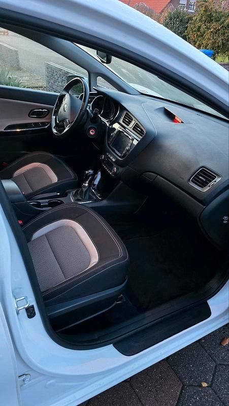 Gebraucht Kia Ceed 128 PS (94 kW) 2015 Weiß Kleinwagen