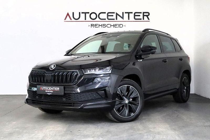 Schwarz Gebraucht 2022 Skoda Karoq SportLine SUV | 26.950 € (Etwas zu teuer) - Bild 1/4