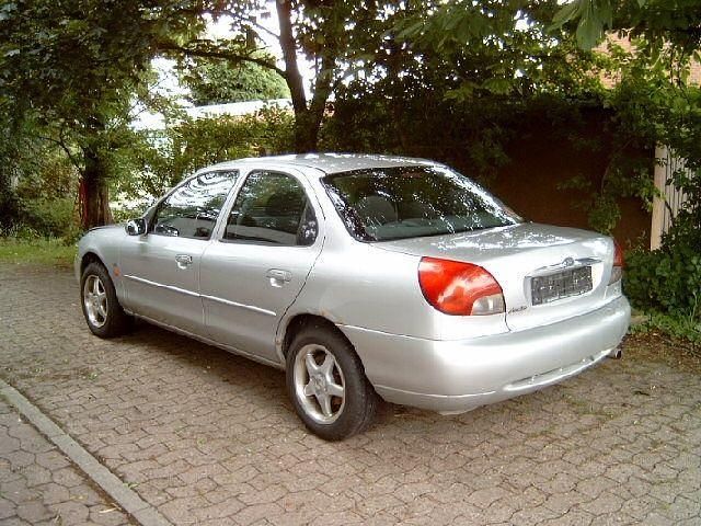Gebraucht Ford Mondeo Ghia 170 PS (125 kW) 1998 Silber metallic Limousine