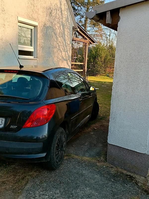 Gebraucht Peugeot 207 74 PS (54 kW) 2009 Schwarz Kleinwagen