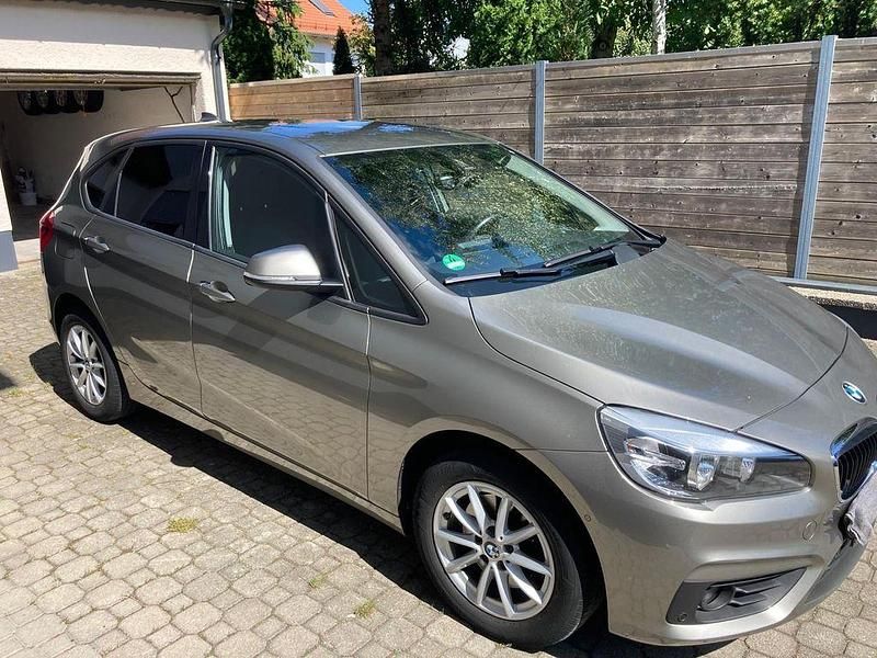 Grau Gebraucht 2015 BMW 218 Active Tourer Advantage Van / Kleinbus | 11.000 € (Fairer Preis) - Bild 1/4