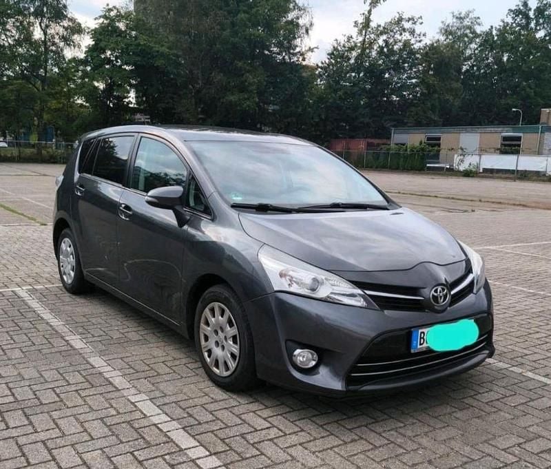 Grau Gebraucht 2015 Toyota Verso Skyview Edition Van / Kleinbus | 6.500 € (Guter Preis) - Bild 1/4