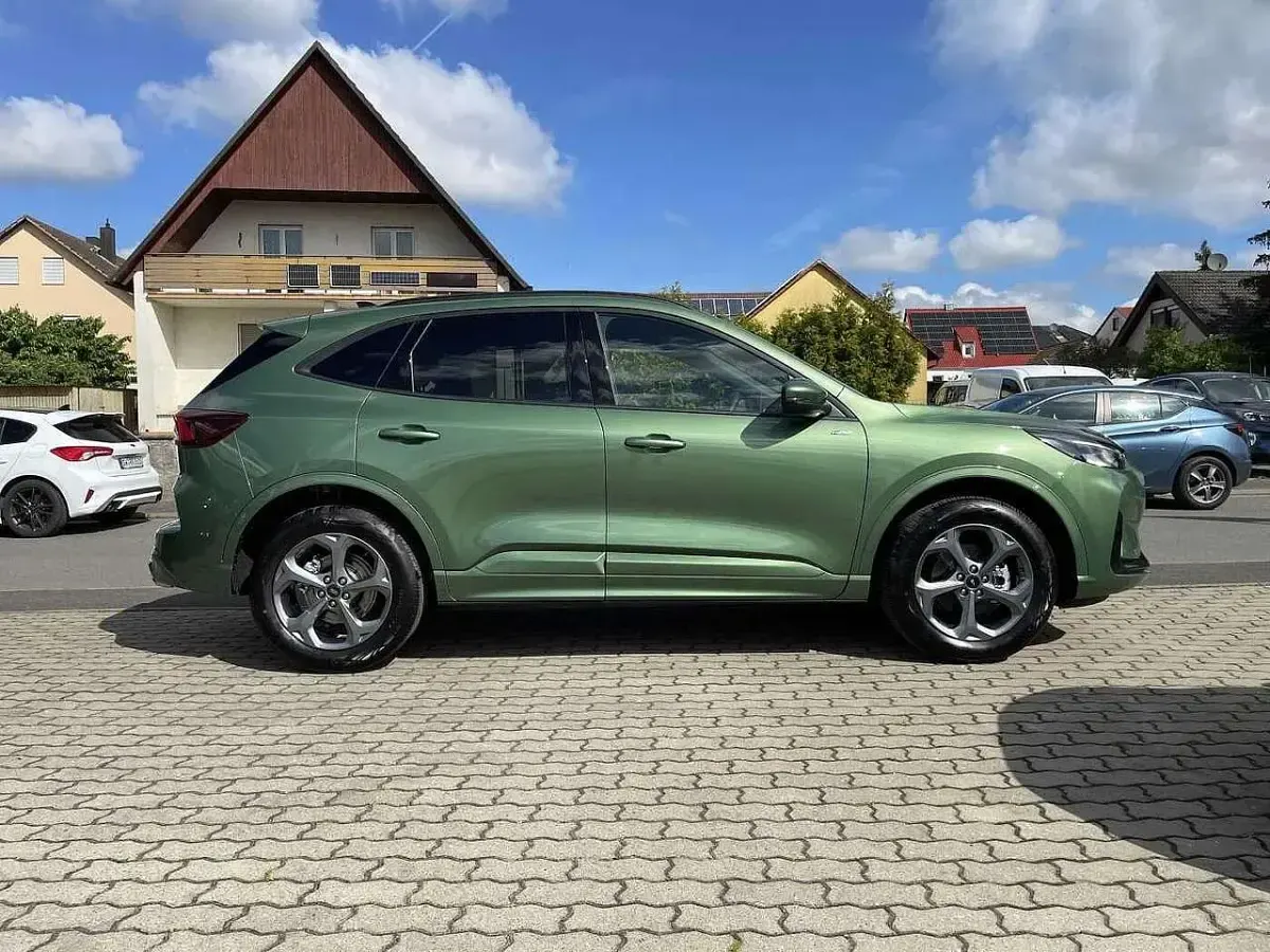 Neu Ford Kuga ST-Line 185 PS (136 kW) 2026 Bursting green SUV