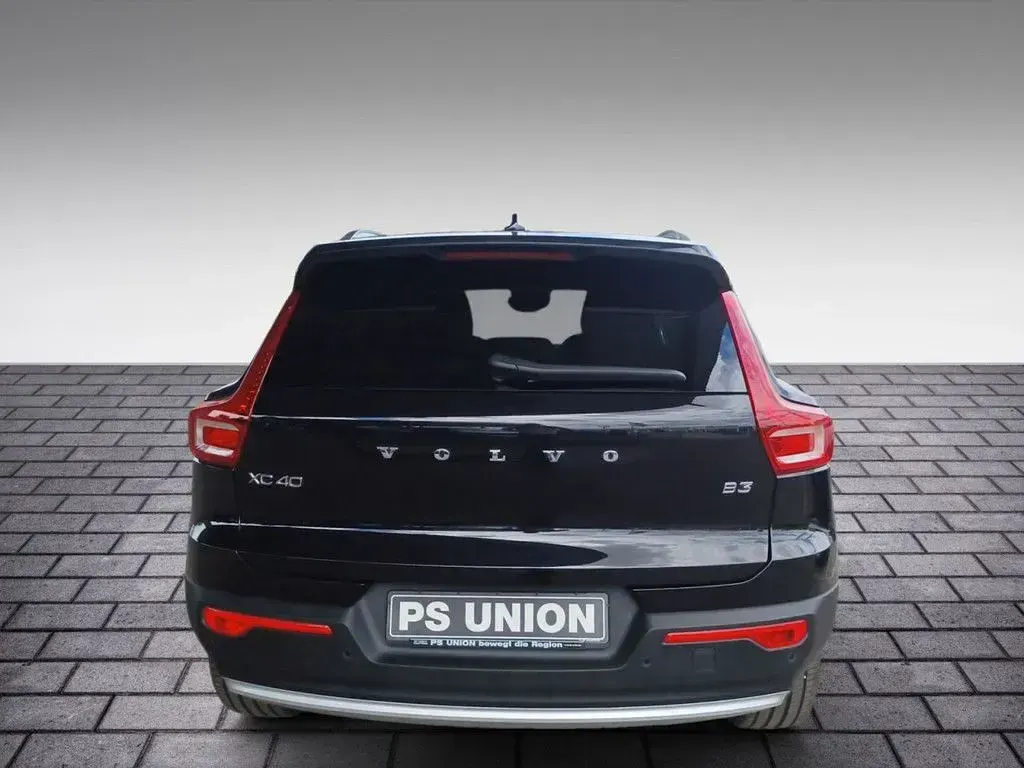 Gebraucht Volvo XC40 Core 163 PS (119 kW) 2025 Schwarz / onyx schwarz (metallic) SUV