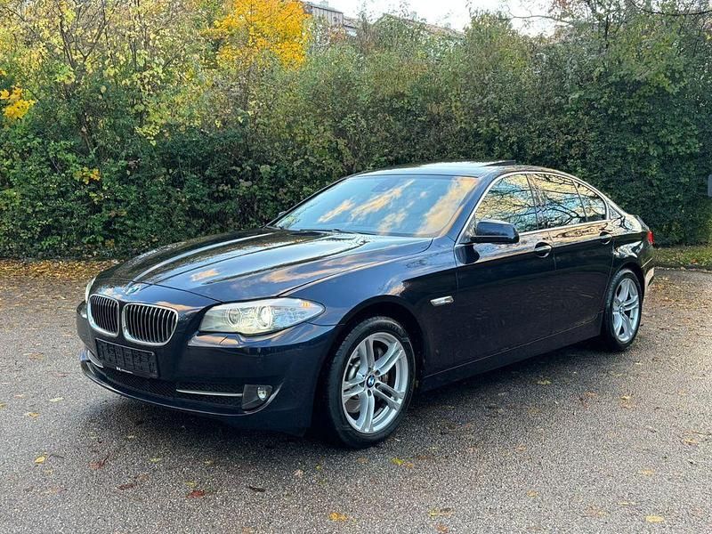 Blau Gebraucht 2012 BMW 530 Performance Limousine | 21.390 € (Etwas zu teuer) - Bild 1/4