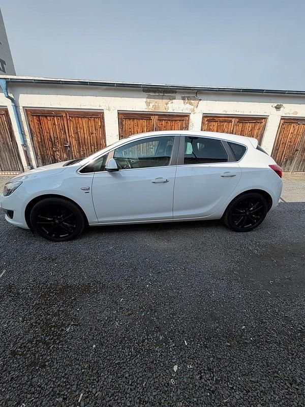 Gebraucht Opel Astra 140 PS (102 kW) 2014 Weiß Limousine