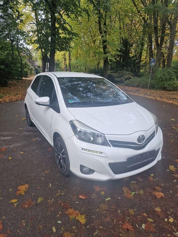 Weiß Gebraucht 2011 Toyota Yaris Kleinwagen | 2.990 € (Fairer Preis) - Bild 1/4