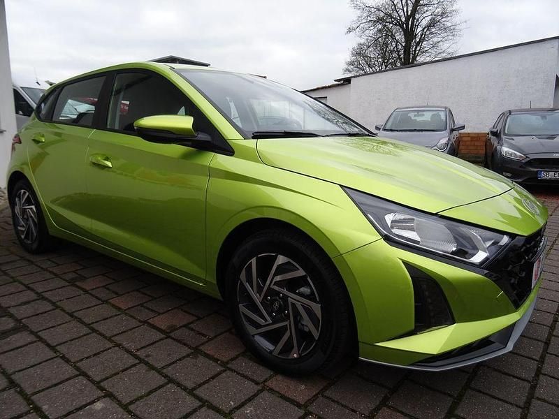 Neu Hyundai i20 101 PS (74 kW) 2025 Gelb Limousine