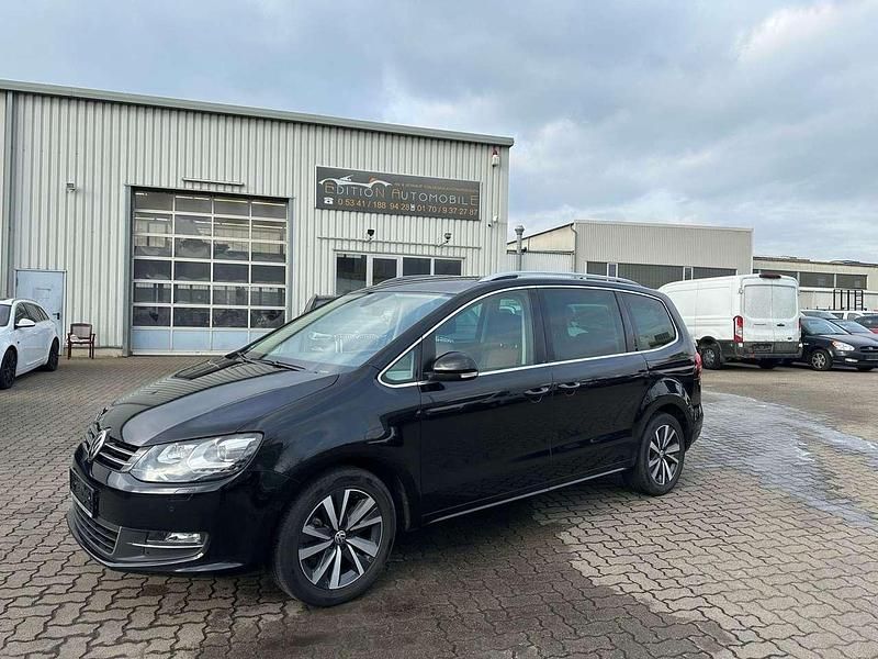 Gebraucht VW Sharan Highline 150 PS (110 kW) 2021 Deep black perleffekt Van / Kleinbus