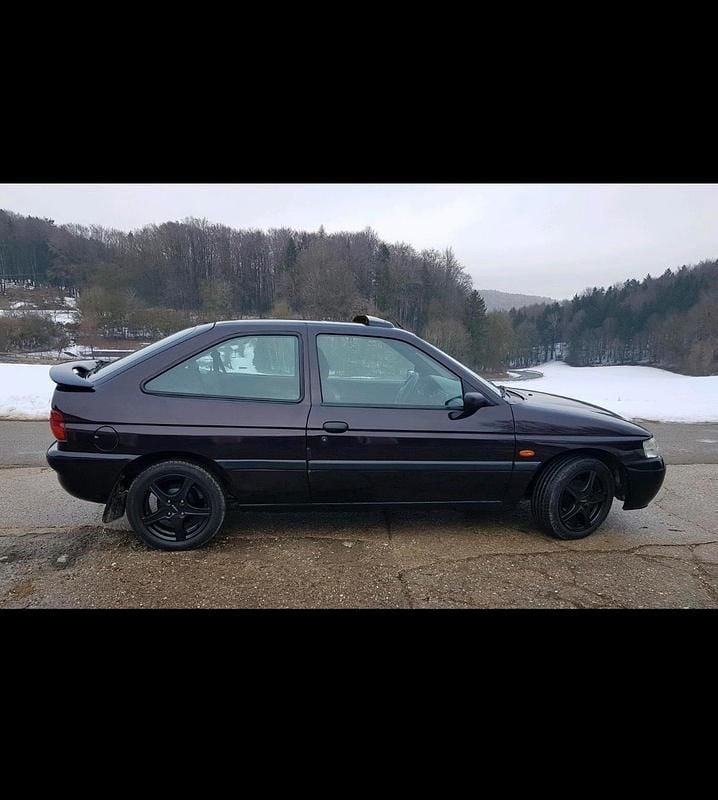 Gebraucht Ford Escort 105 PS (77 kW) 1995 Violet Limousine