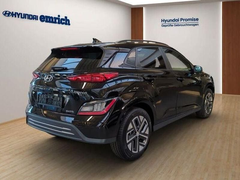 Gebraucht Hyundai Kona Basis 100 kW (136 PS) 2023 Schwarz SUV