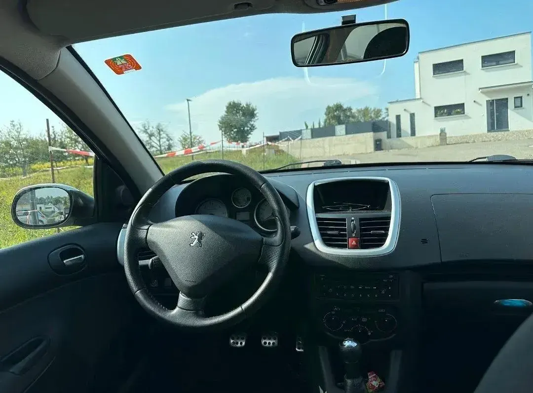 Gebraucht Peugeot 206+ 70 PS (51 kW) 2012 Grau Kleinwagen