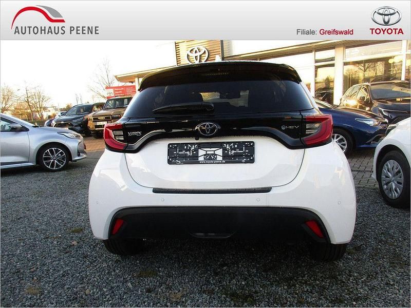 Gebraucht Toyota Yaris Hybrid Team 116 PS (85 kW) 2024 Super white 2 Limousine