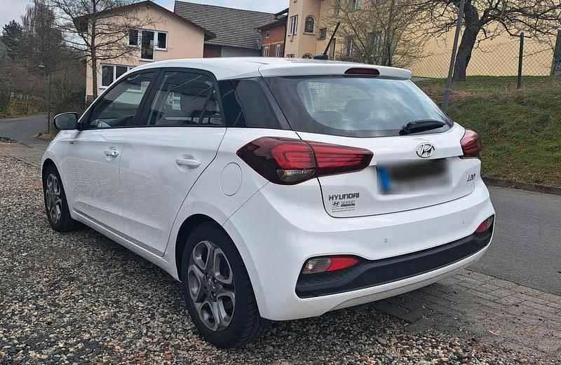 Gebraucht Hyundai i20 84 PS (61 kW) 2019 Weiß Kleinwagen