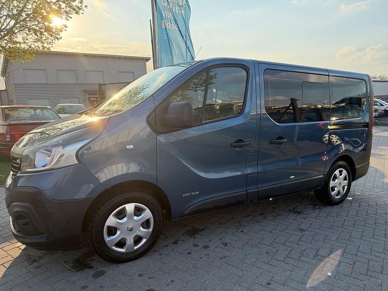 Second-hand Renault Trafic Expression 145 CP (106 kW) 2017 Albastru Monovolum