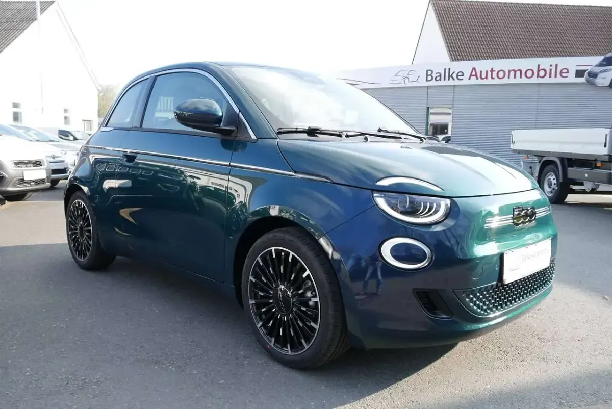 Gebraucht Fiat 500e La Prima 86 kW (118 PS) 2023 Ozean grün Kleinwagen
