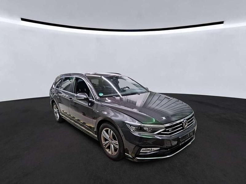 Mangangrau metallic (metallic) Gebraucht 2022 VW Passat R-line Kombi | 24.900 € (Etwas zu teuer) - Bild 1/2