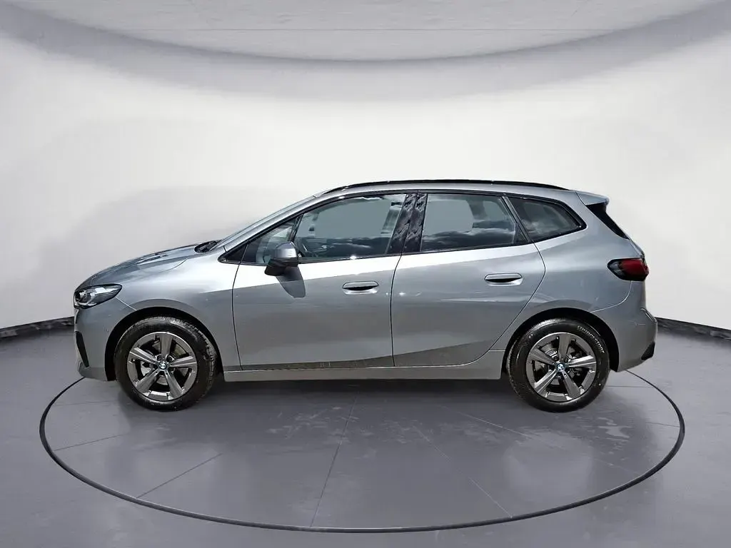 Gebraucht BMW 220 Active Tourer Sport Line 170 PS (125 kW) 2025 Silber Van / Kleinbus