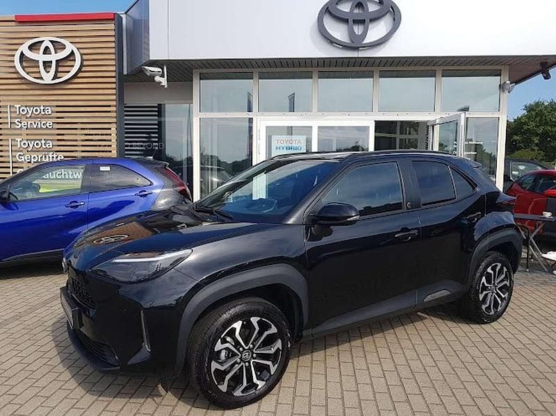 Mysticschwarz mica Gebraucht 2024 Toyota Yaris Cross Team SUV | 26.650 € - Bild 1/4