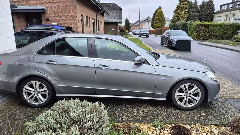 Gebraucht Mercedes E250 204 PS (150 kW) 2009 Grau Limousine