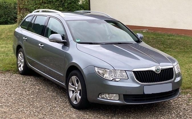 Grau Gebraucht 2011 Skoda Superb Comfort Kombi | 3.100 € (Superpreis) - Bild 1/4