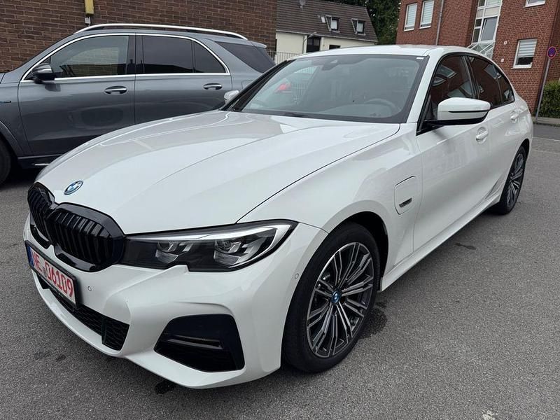 Alpinweiss iii Gebraucht 2022 BMW 320e M Sport Limousine | 25.500 € (Fairer Preis) - Bild 1/4