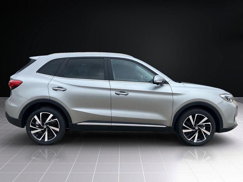 Neu MG ZS Luxury 197 PS (144 kW) 2025 Silber Limousine