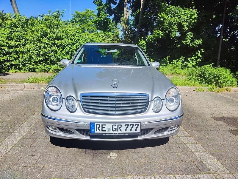Silber Gebraucht 2003 Mercedes E200 Elegance Limousine | 5.999 € (Fairer Preis) - Bild 1/4