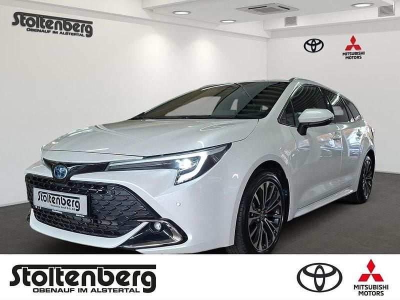 Platinum white pearl mc. (weiss) Neu 2025 Toyota Corolla Kombi | 33.980 € (Superpreis) - Bild 1/4