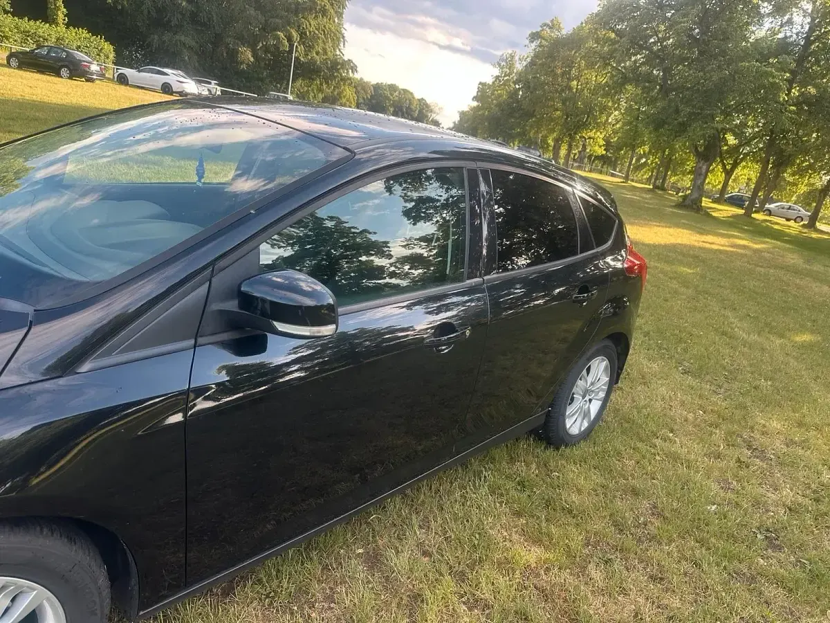 Gebraucht Ford Focus 105 PS (77 kW) 2011 Schwarz Kleinwagen