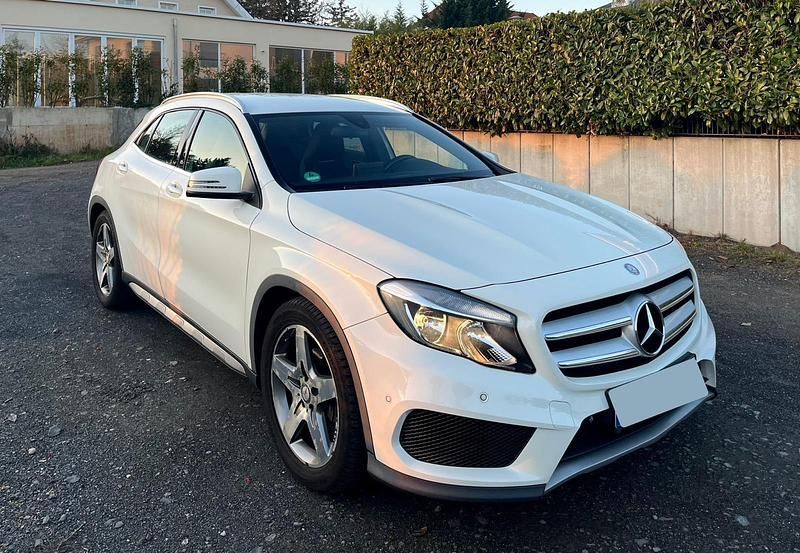 Weiß Gebraucht 2017 Mercedes GLA180 AMG SUV | 14.850 € (Guter Preis) - Bild 1/4