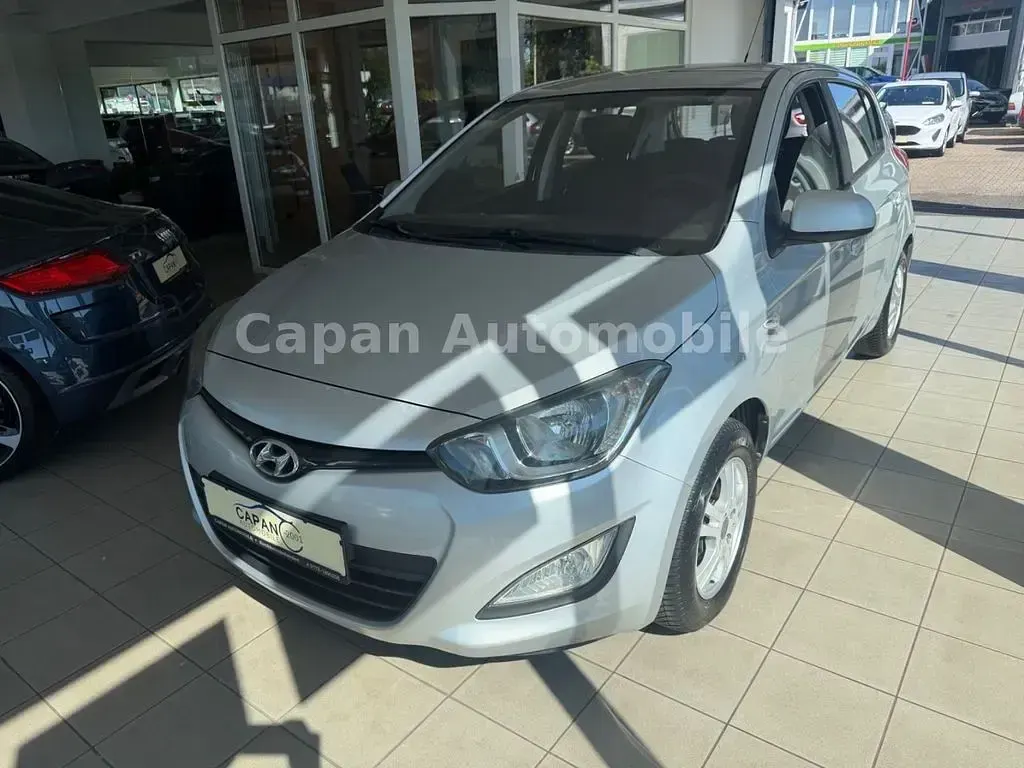 Gebraucht Hyundai i20 Edition 86 PS (63 kW) 2012 Silber Kleinwagen