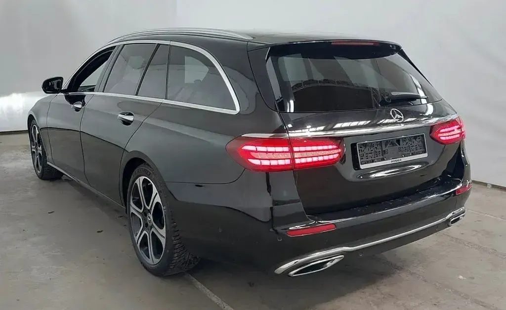 Second-hand Mercedes E400 330 CP (242 kW) 2022 Negru Berlinǎ