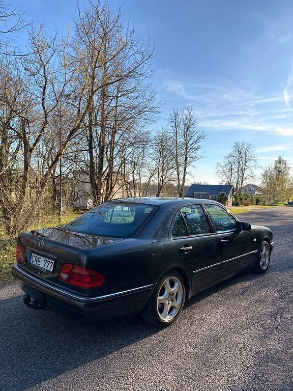Second-hand Mercedes E250 150 CP (110 kW) 1998 Negru Berlinǎ