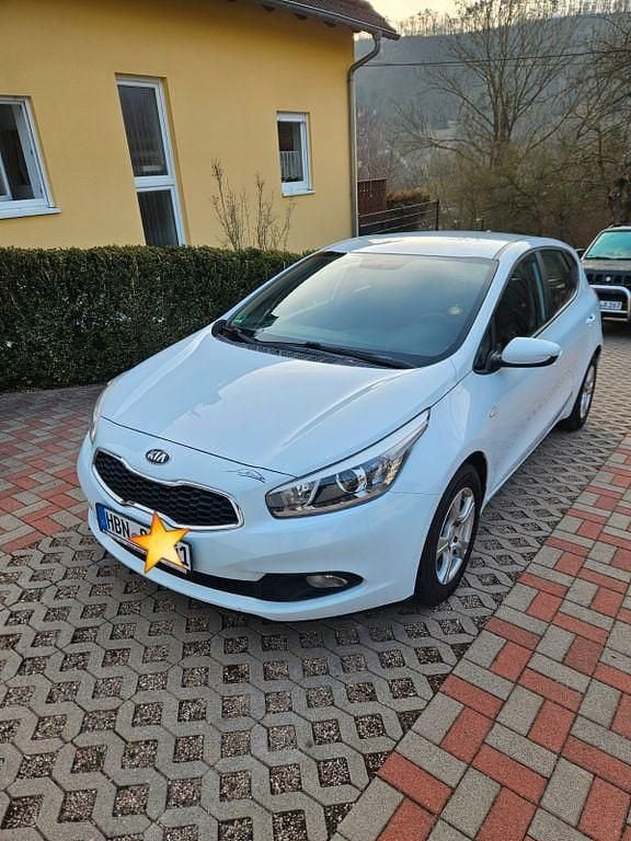 Gebraucht Kia Ceed Edition 7 99 PS (72 kW) 2015 Weiß Kleinwagen