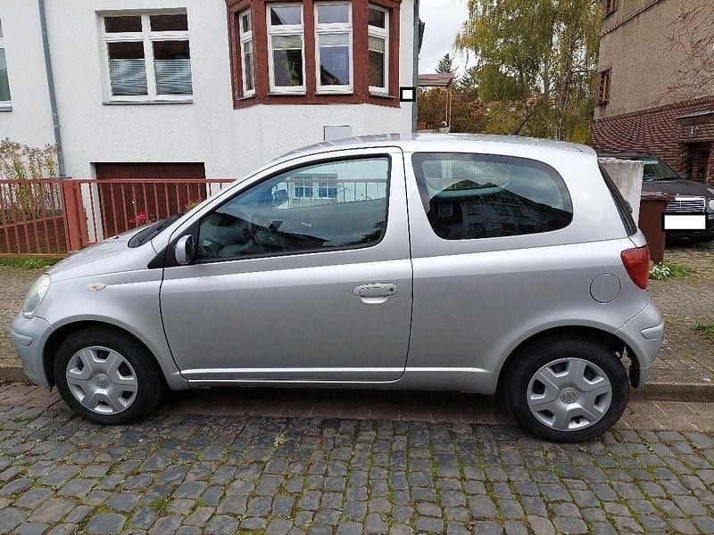 Grau Gebraucht 2004 Toyota Yaris Sol Limousine | 3.750 € (Etwas zu teuer) - Bild 1/4