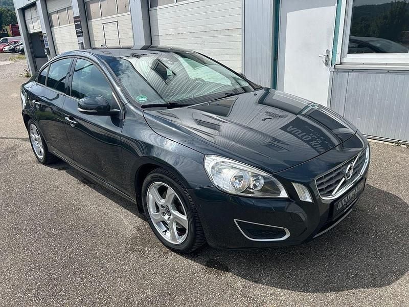 Grau Gebraucht 2011 Volvo S60 Kinetic Limousine | 5.555 € (Superpreis) - Bild 1/4