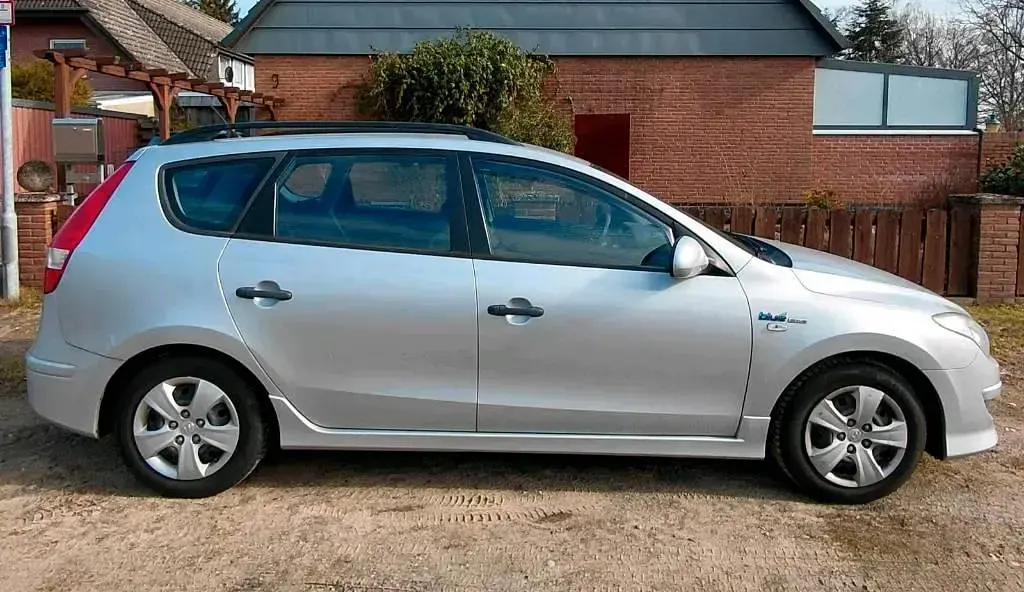 Gebraucht Hyundai i30 105 PS (77 kW) 2011 Silber Kombi