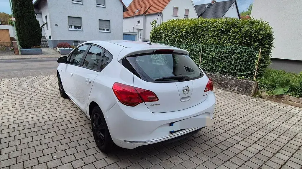 Gebraucht Opel Astra 101 PS (74 kW) 2013 Weiß Limousine