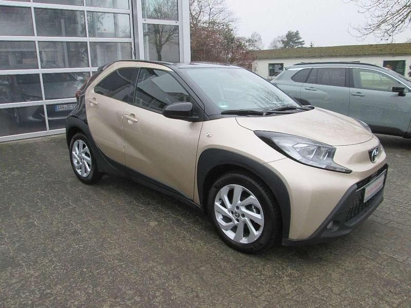 Gebraucht Toyota Aygo X Pulse 72 PS (52 kW) 2022 Ginger beige metallic/ night sky black SUV