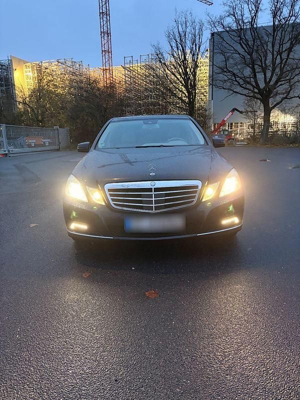 Blau Gebraucht 2009 Mercedes E220 Limousine | 7.500 € (Superpreis) - Bild 1/4