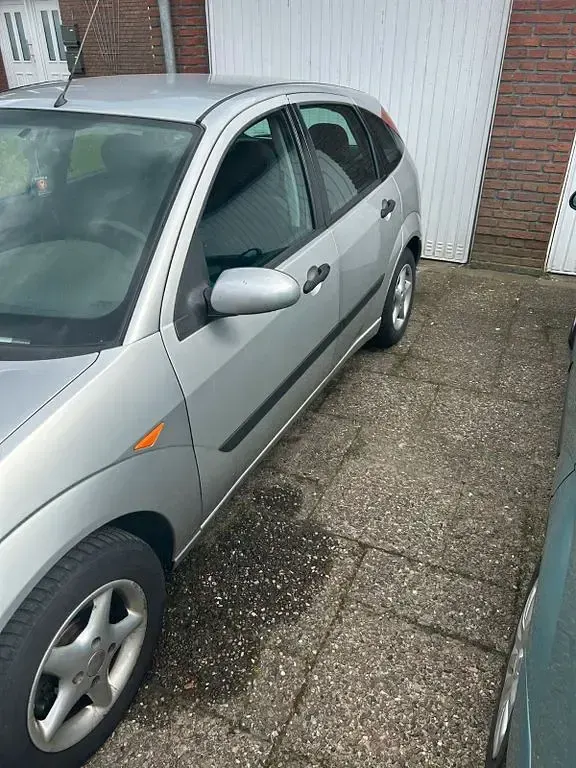 Gebraucht Ford Focus Ambiente 101 PS (74 kW) 2003 Silber Limousine