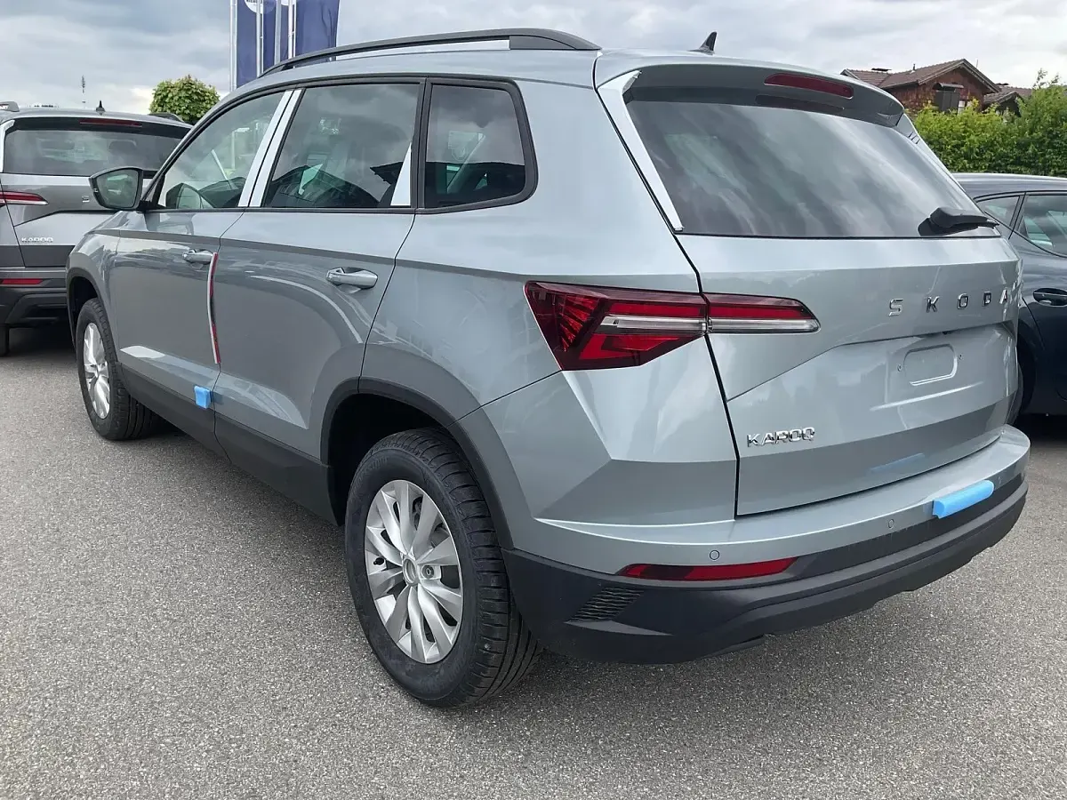 Neu Skoda Karoq Selection 150 PS (110 kW) 2025 Smokey diamond silver metallic SUV