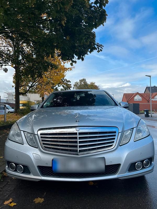 Grau Gebraucht 2010 Mercedes E220 Limousine | 8.000 € (Guter Preis) - Bild 1/4