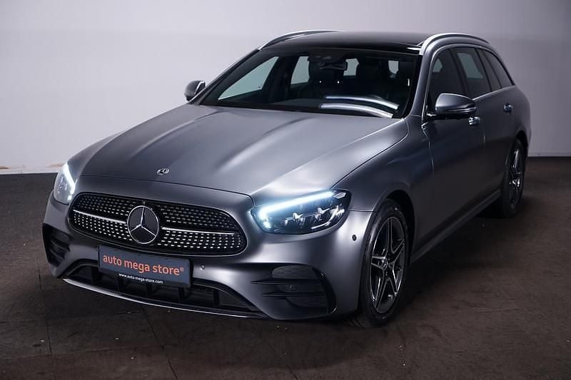 Grau Gebraucht 2022 Mercedes 300 AMG line Limousine | 33.999 € - Bild 1/4