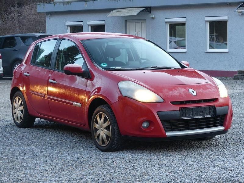 Gebraucht Renault Clio III Dynamique 101 PS (74 kW) 2011 Rot Limousine