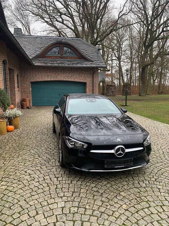 Schwarz Gebraucht 2020 Mercedes CLA220 Shooting Brake Kombi | 15.890 € (Guter Preis) - Bild 1/4