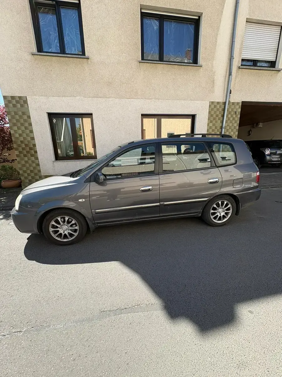 Gebraucht Kia Carens 138 PS (101 kW) 2006 Grau Van / Kleinbus